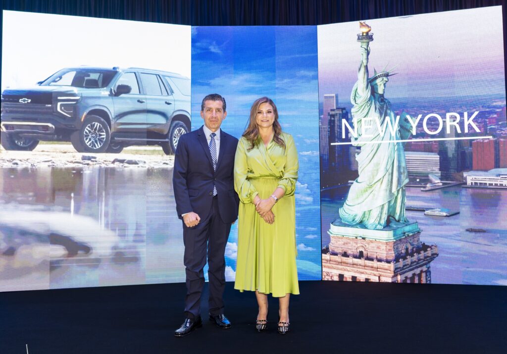 Movilidad premium y millas aéreas se unen en una innovadora apuesta para el mercado ecuatoriano Desde izq. Juan Carlos Sommerfeld, gerente general de la Corporación Proauto y Mónica Fistrovic, CEO de LATAM Airlines Ecuador. | Foto: Cortesía.