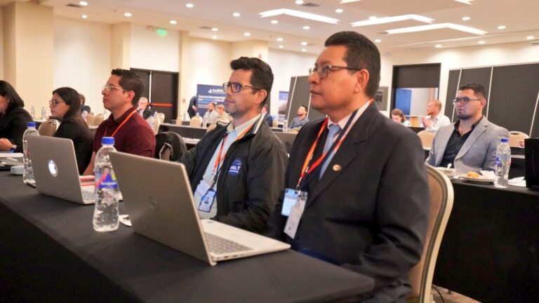 Ecuador fortalece la seguridad aérea con innovación meteorológica en Hydromet LATAM 2026 Gracias a la información meteorológica aeronáutica emitida por la DGAC, las operaciones aéreas son más seguras, previsibles y eficientes, beneficiando directamente a pasajeros, tripulaciones, aeropuertos y a toda la ciudadanía que depende de una conectividad aérea confiable. | Foto: Cortesía.
