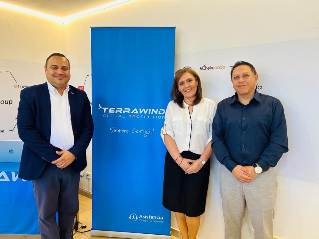Desde izq. Mauricio Quintero, director regional de Terrawind; Paulina Freire, gerente comercial de M&M Group y Patricio Segarra, gerente de producto de Lujor. | Foto: Jhordy Robles / TransPort.