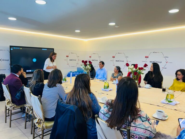 Terrawind y M&M Group fortalecen la asistencia al viajero con coberturas innovadoras y tecnologĂa 24/7 La capacitaciĂłn reuniĂł a agentes de viajes para presentar nuevos beneficios, planes familiares, protecciĂłn para mascotas y dispositivos electrĂłnicos, además de soluciones para viajeros de 0 a 99 años. | Foto: Jhordy Robles / TransPort.