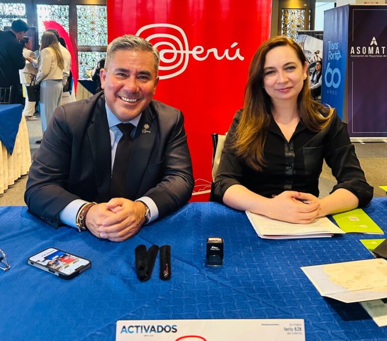 Gustavo García, consejero comercial de PromPerú en Ecuador y Fanny Thivierge, especialista de turismo de PromPerú Ecuador. | Foto: Jhordy Robles / TrasnPort.