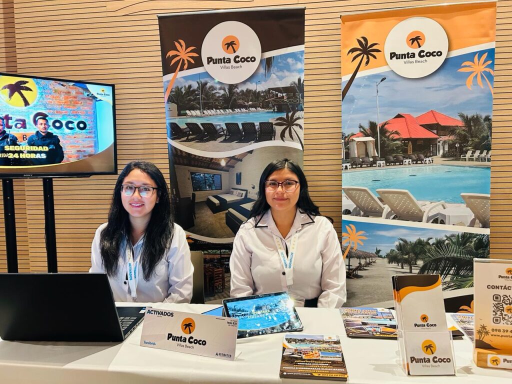 Representantes del Hotel Punto Coco Villas Beach en la Feria Activados región Sierra en la ciudad de Quito. | Foto: Jhordy Robles / TransPort.
