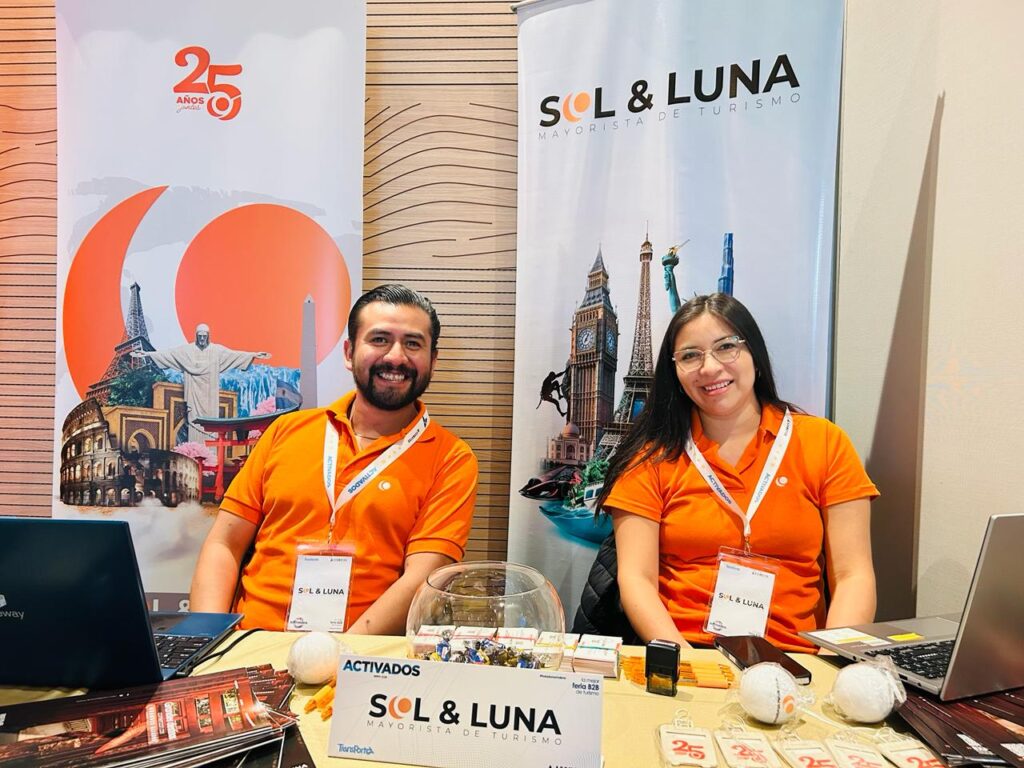 Equipo de la mayorista de turismo Sol y Luna en la ciudad de Quito. | Foto: Jhordy Robles / TransPort.
