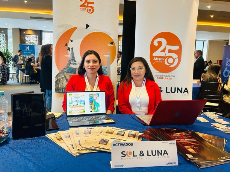 Equipo de la mayorista de turismo Sol y Luna en la ciudad de Cuenca. | Foto: Jhordy Robles / TransPort.