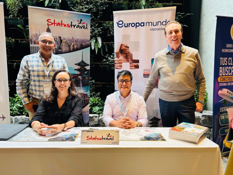 Equipo de la mayorista de turismo Statutravel en la feria Activados en Quito. | Foto: Jhordy Robles / TransPort.
