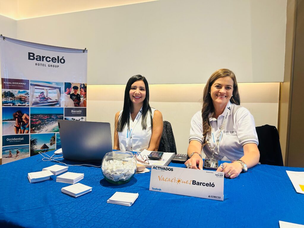 Representantes de Vacaciones Barceló Ecuador en la feria Activados región Sierra en la ciudad de Cuenca. | Foto: Jhordy Robles / TransPort.