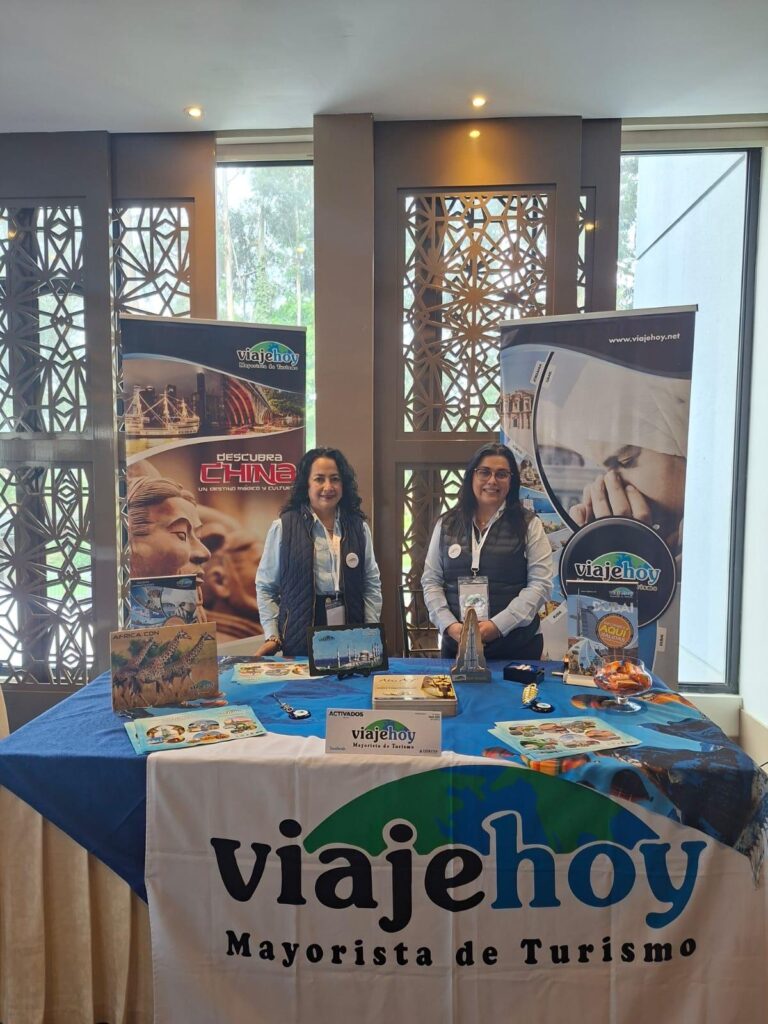 Equipo de la mayorista de turismo Viaje Hoy en la ciudad de Cuenca. | Foto: Jhordy Robles / TransPort.