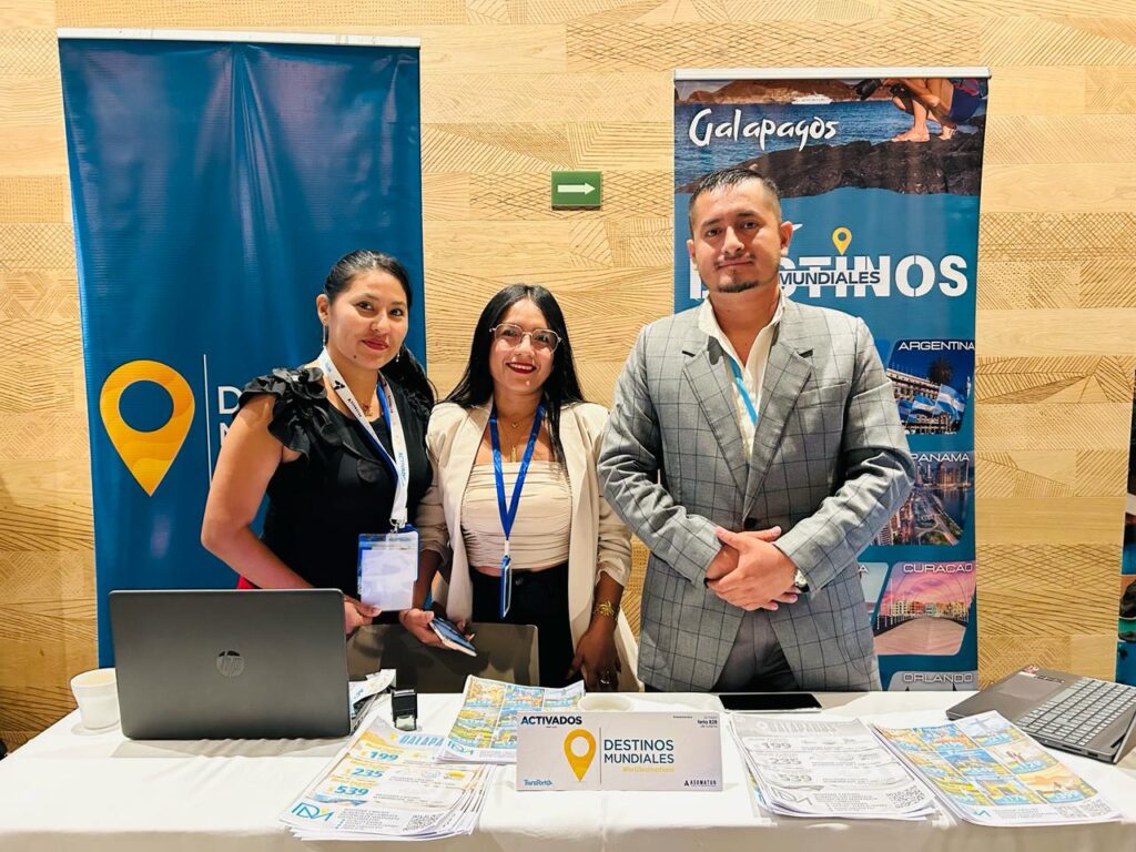 Equipo de Destinos Mundiales en la feria Activados región Sierra en Quito. | Foto: Jhordy Robles/TransPort.