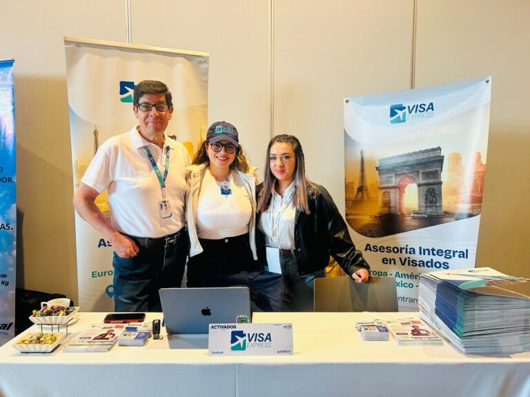 Equipo de Visa Express en la feria Activados Región Sierra realizada en Quito. | Foto: JhordyRobles/TransPort.