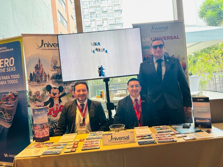 Equipo de la mayorista de turismo Universal de Viajes en la feria Activados región Sierra en la ciudad de Quito. | Foto: Jhordy Robles.