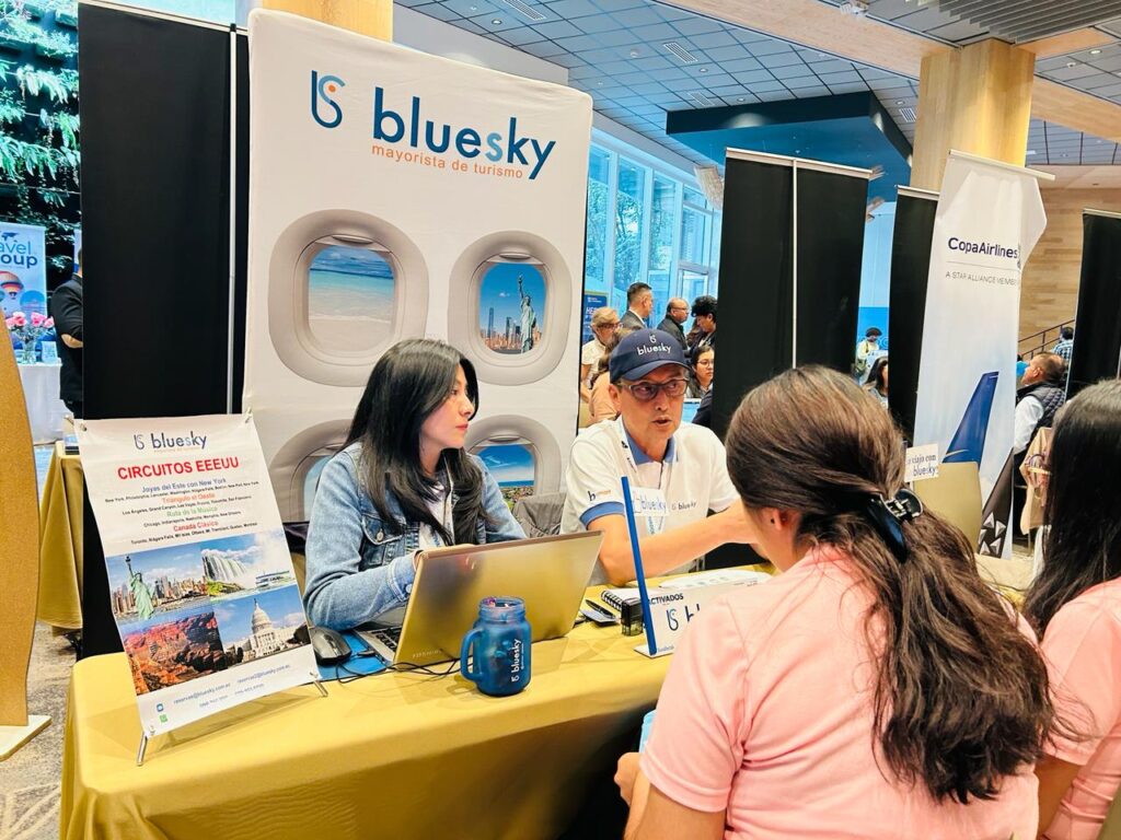 Equipo de la mayorista de turismo Bluesky presentó sus últimas novedades a los agentes de viajes de Quito. | Foto: Jhordy Robles / TransPort.