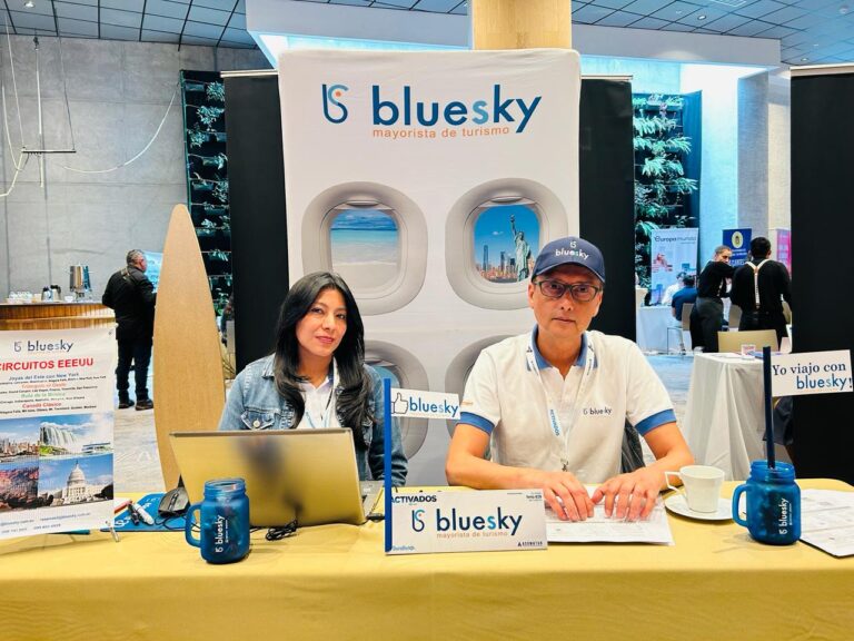 Equipo de la mayorista de turismo Bluesky en la ciudad de Quito. | Foto: Jhordy Robles / TransPort.