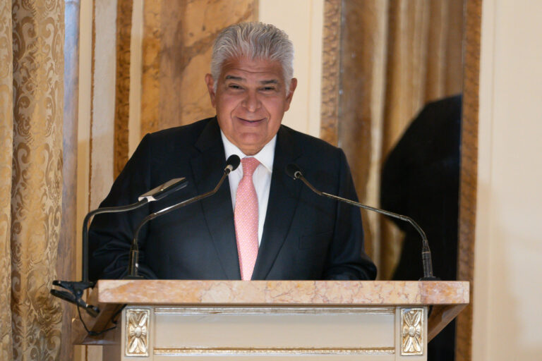 El presidente de Panamá, José Raúl Mulino, dio a conocer las nueva conexión aérea en Panamá y Ecuador. | Foto: EFE/ Eliecer Augusto Aizprua Banfield.