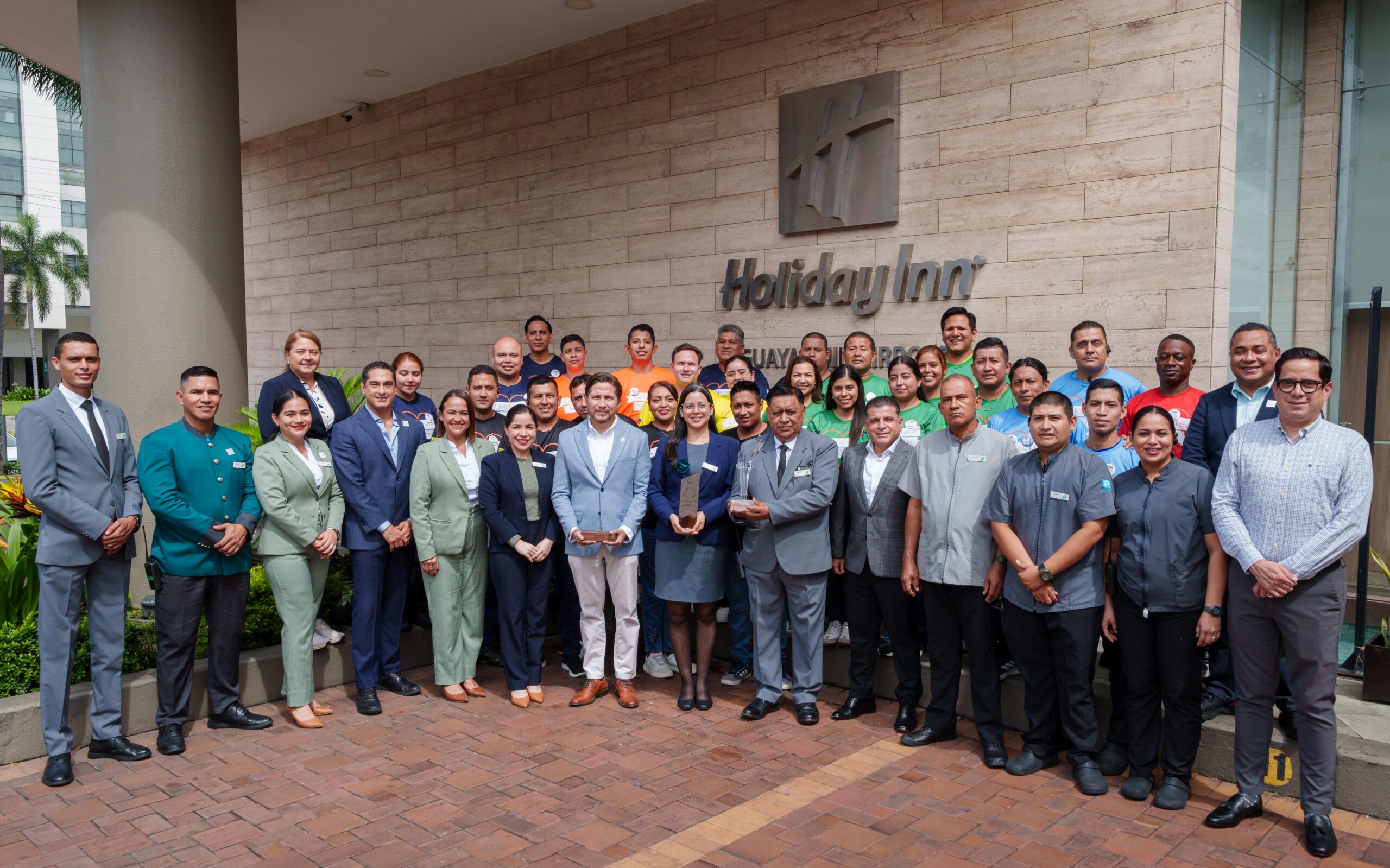 Ecuador destaca en la hotelerĂa internacional con premios de excelencia de IHG Equipo Holiday Inn Guayaquil Airport.