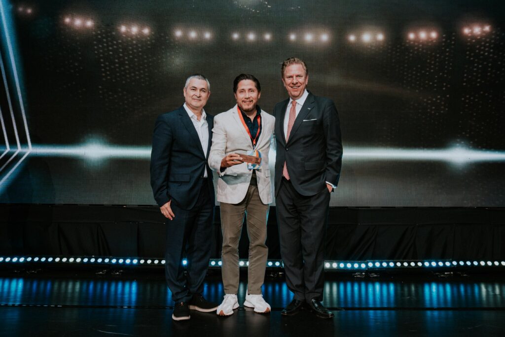Foto internacional: David RĂos, Vice President, Marketing, Commercial & Revenue Management, MLAC; Jorge Morarles, Gerente General del Holiday Inn Guayaquil Airport; y Michael Hoe-Knudsen, Managing Director, Mexico, Latin AmĂ©rica & The Caribbea.