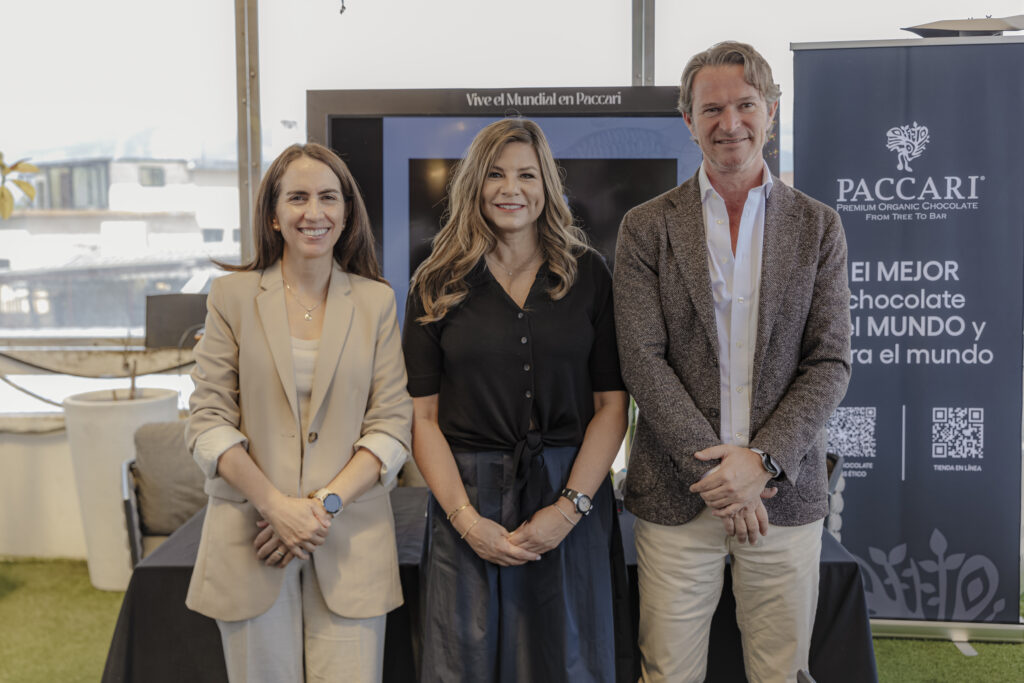 LATAM y Paccari convierten cada vuelo en una vitrina global para el cacao ecuatoriano Desde izq. Carla Barbotó, cofundadora y presidenta de Paccari, Mónica Fistrovic, CEO de LATAM Airlines Ecuador y Santiago Peralta, fundador y gerente general de Paccari. | Foto: Cortesía.