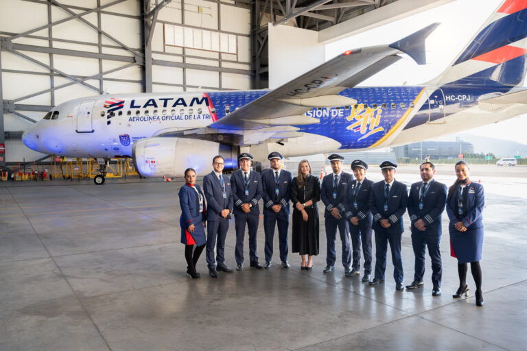 Desde izq. Mónica Fistrovic, CEO de LATAM Airlines Ecuador (al centro), junto a la tripulación de mando y de cabina de la aerolínea. | Foto: Cortesía.