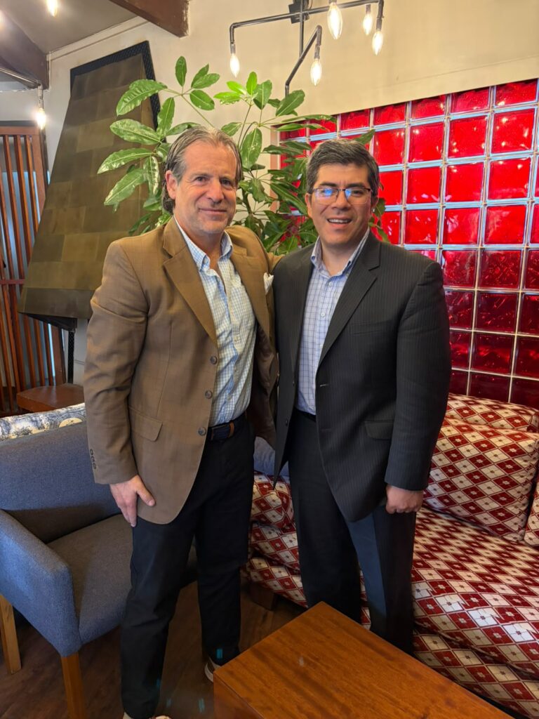 Desde izq, Ignacio Roca Arteta, CEO M&M y Roberto Cornejo, Business Manager para México, Colombia y Ecuador de American Airlines.| Foto: TransPort.