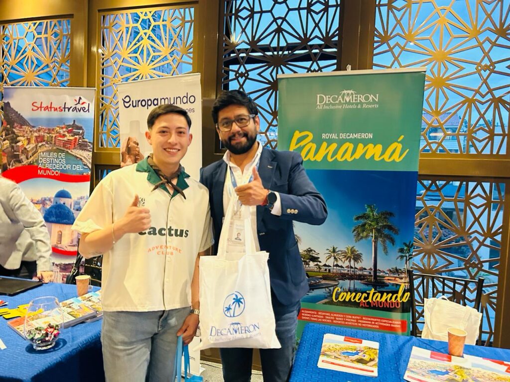 Miguel Esteban, asesor comercial de Decameron Ecuador en la ciudad de Cuenca premió a varios agentes de viajes que llegaron a la feria Activados. | Foto: Jhordy Robles.
