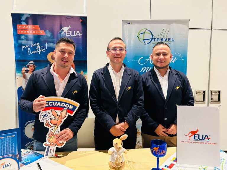 Equipo de la mayorista de turismo All Travel en la feria Activados en la ciudad de Quito. | Foto: Jhordy Robles.