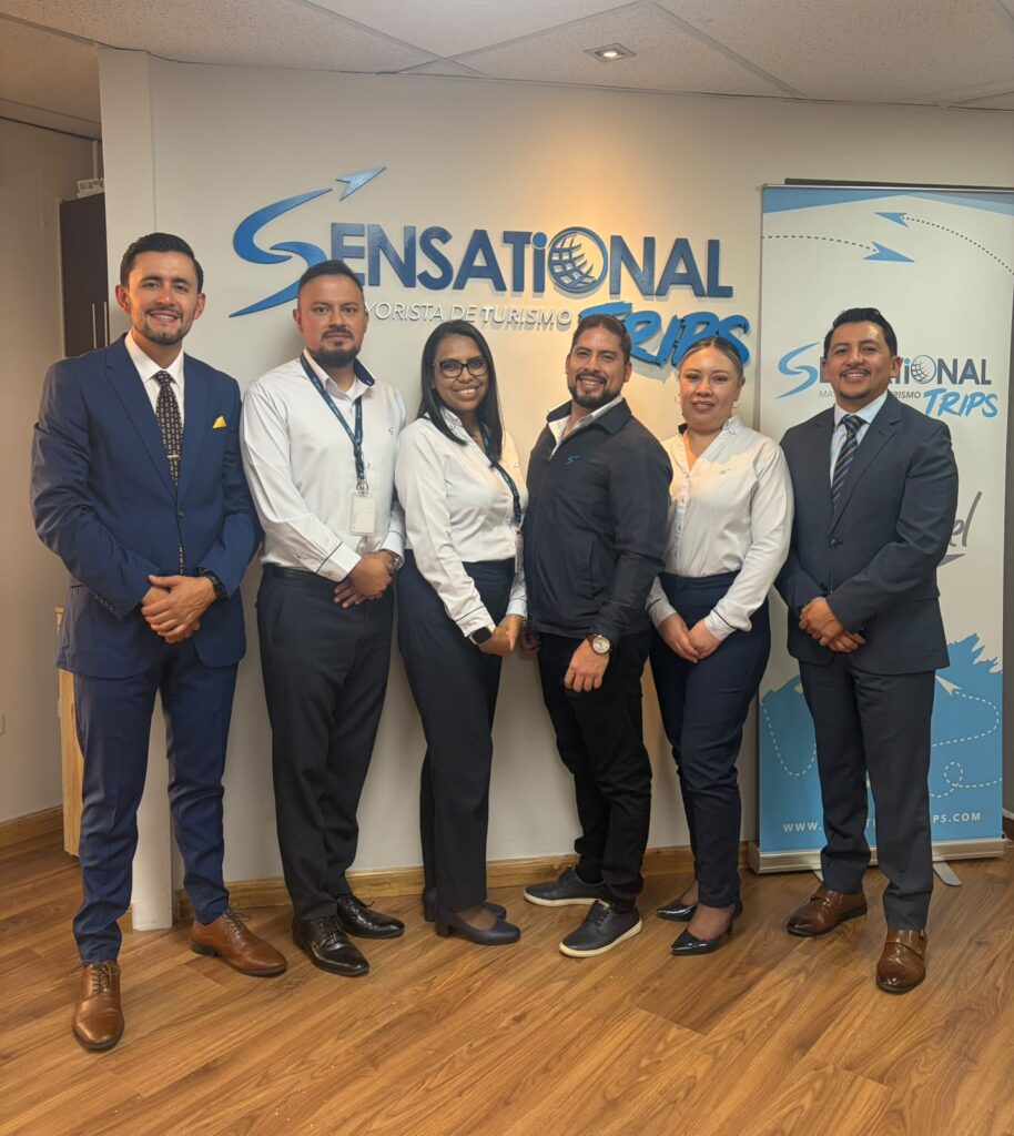 Equipo de la mayorista Sensational Trips en la inauguración de las oficinas en las ciudad de Quito. | Foto: TransPort.