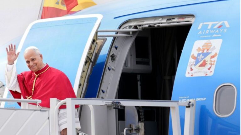 Iberia protagoniza un vuelo histórico con el Papa León XIV rumbo a Barcelona