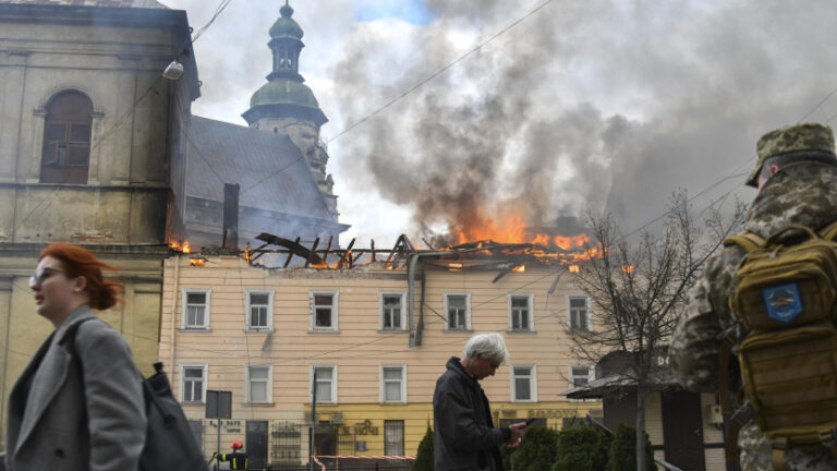 Un dron ruso impacta un edificio en el centro histórico de Leópolis, Ucrania, el 24 de marzo de 2026. | Foto: EFE/EPA.