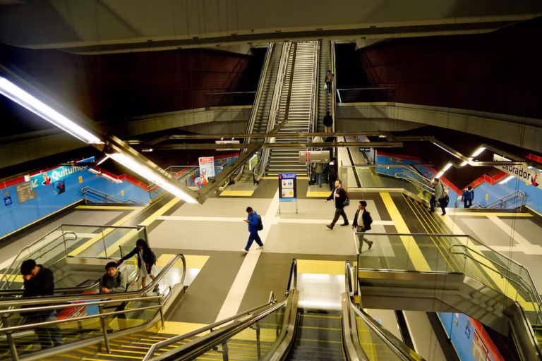Metro de Quito dinamiza el turismo y el comercio de la ciudad Una de las 15 estaciones del Metro se ubica en el parque El Ejido. Foto: Alfredo Cárdenas.