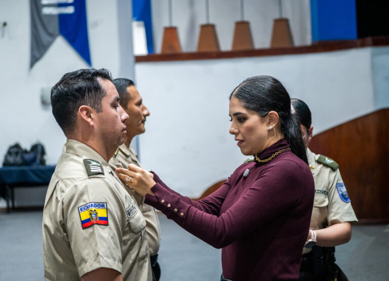 123 policías refuerzan la seguridad turística en Galápagos