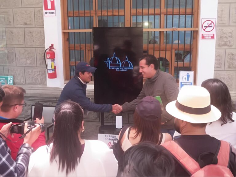Alausà y Azuay unen fuerzas para potenciar el turismo del Austro ecuatoriano Autoridades del Municipio de Alausà y de la Cámara de Turismo del Azuay suscribieron un convenio de cooperación para fortalecer la promoción turÃstica.