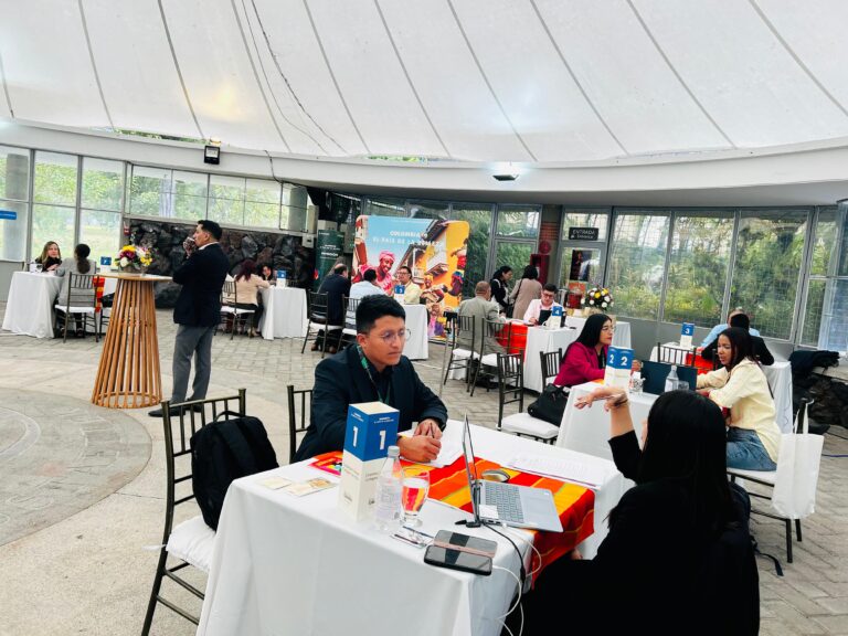 Colombia refuerza su apuesta por el mercado turĂstico ecuatoriano Durante la rueda de negocios las mayoristas de turismo conocieron de primera mano las Ăºltimas novedades que empresarios colombianos trajeron de cara a la temporada alta. | Foto: Jhordy Robles.