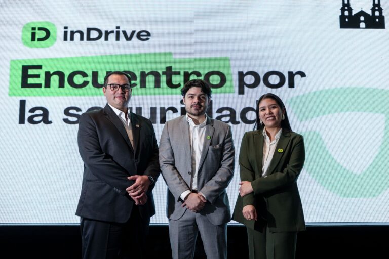 inDrive presenta en Quito su estrategia de seguridad con 16 herramientas Desde izq. Jovanny Huerta, Especialista Sénior en Proyectos de Seguridad de inDrive; José Torres, Country Manager de inDrive en Ecuador y Bolivia; Paola Cotrina, Gerente de Comunicaciones para Ecuador y Perú de inDrive.