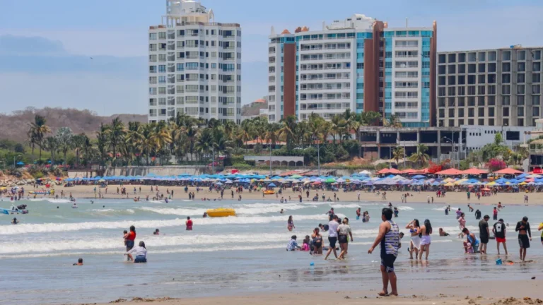 Ecuador reducirá el IVA al 8% para impulsar el turismo en el feriado