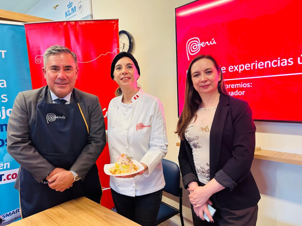 Gustavo García, consejero comercial de PromPerú en Ecuador; Laura Pazos, chef especializada en cocina peruana y Fanny Thivierge Bernuy, especialista de turismo en PromPerú Ecuador.