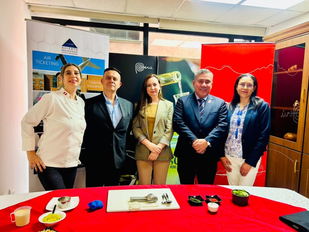 Equipo de la mayorista de turismo Acierto junto al equipo de PromPerĂș y la chef Laura Pazos.