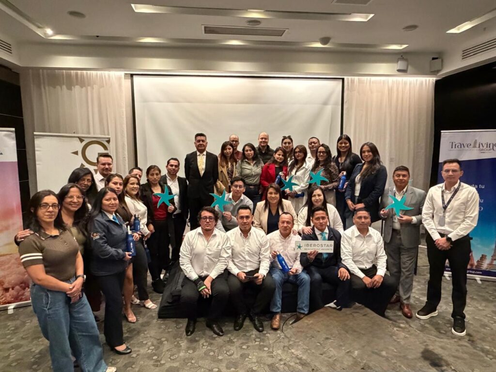 Agentes de viajes de Quito junto a los organizadores del desayuno (Grupo Empresarial Golden Vacations e Iberostar)