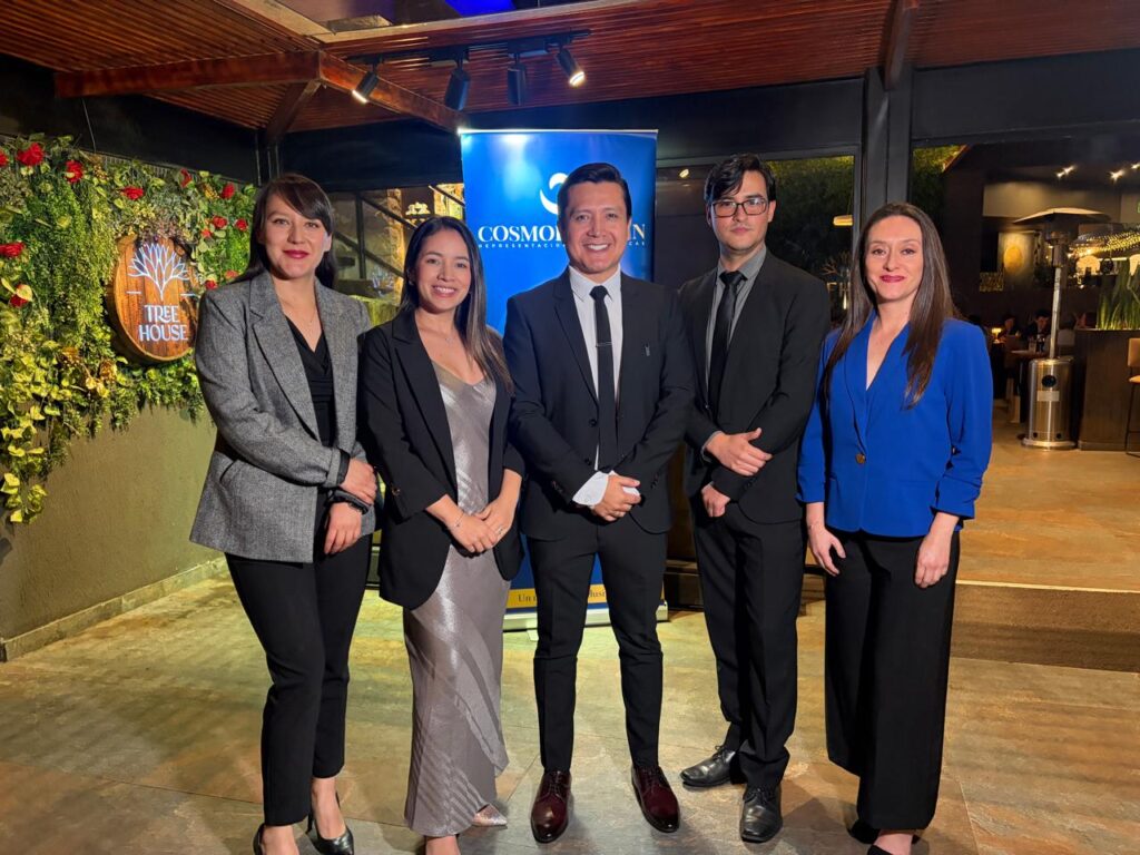 Equipo de la Mayorista de turismo Cosmopolitan Representaciones Turísticas.