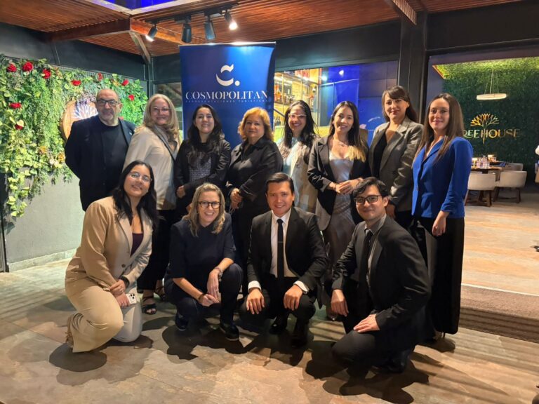 Cosmopolitan lleva a Aruba a su portafolio de turismo de alta gama Equipo de la Mayorista de turismo Cosmopolitan Representaciones Turísticas, junto a una delegación integrada por seis hoteles y dos DMC.