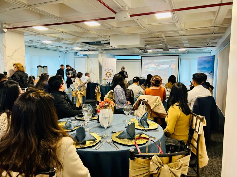 Agentes de viajes en el evento del Grupo Empresarial Golden Vacations y la oficina de turismo de Aruba.
