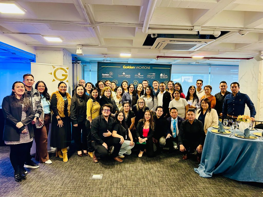 Asistentes del after office organizado por el Grupo Empresarial Golden Vacations y la oficina de turismo de Aruba.