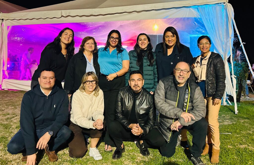 Delegación de empresarios de la industria del turismo de Aruba junto a Geovanny Carrera, gerente de MasTravel.