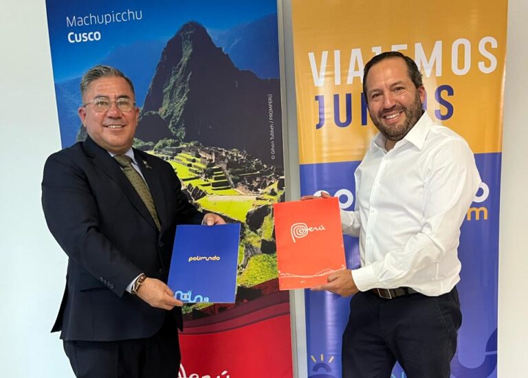Polimundo y PROMPERĂ renuevan alianza para impulsar viajes de ecuatorianos a PerĂș Desde izq. Gustavo GarcĂa Benavides, consejero econĂłmico y comercial de PromperĂș y Diego Padula, CEO del grupo turĂstico Polimundo.