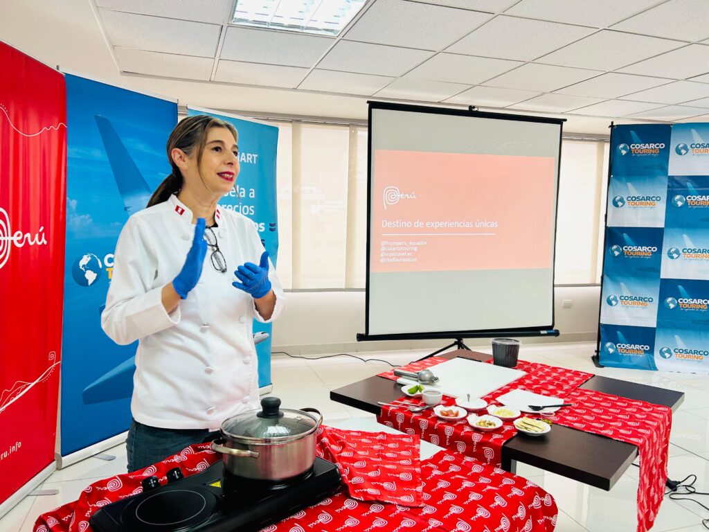La chef Laura Pazos impartiĂł la masterclass a los agentes de viajes.