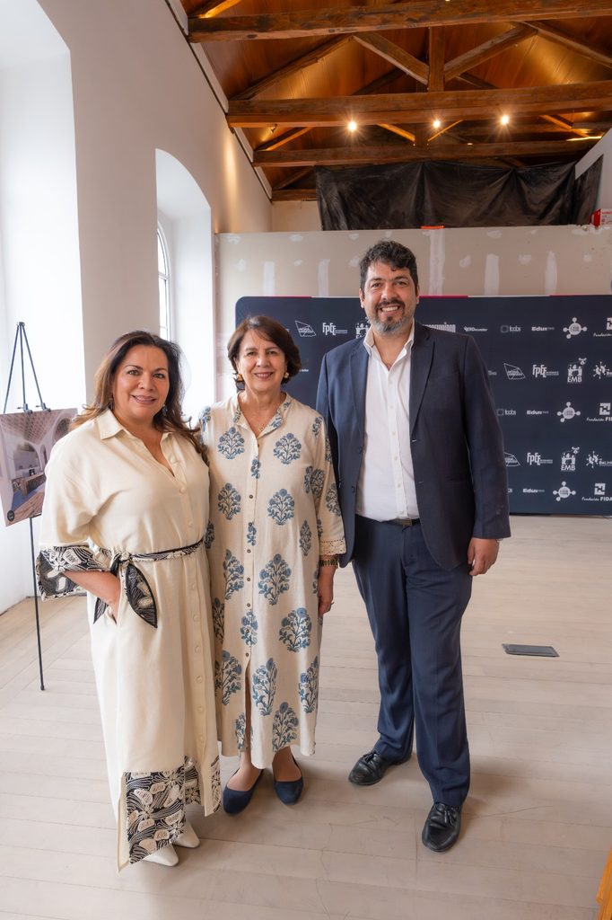 Desde izq. Paola Recalde, gerente de A10 Lab; Rosalia Arteaga, presidenta ejecutiva de Fundación FIDAL y Diego Medina, director de Proyectos de A10 Lab.