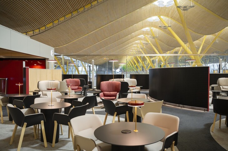 Iberia sorprende con su nueva sala VIP Emerald Lounge Sorolla en Madrid La nueva sala, ubicada en la T4 de Madrid-Barajas, cuenta con 800 metros cuadrados y capacidad para 128 clientes.