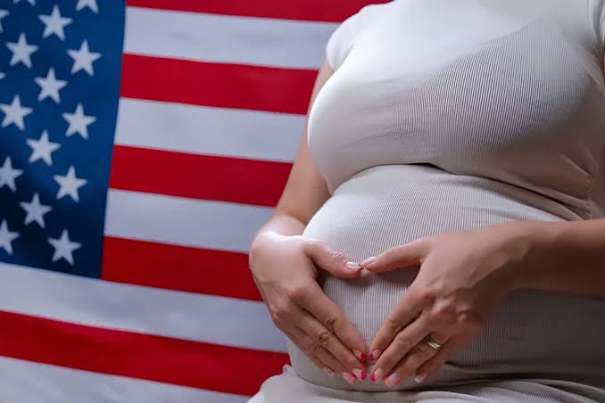Estados Unidos restringe visas a redes vinculadas al turismo de maternidad