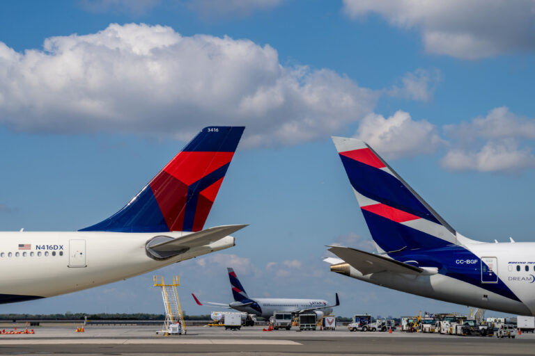 LATAM y Delta amplían sus rutas y proyectan crecer 31% en capacidad