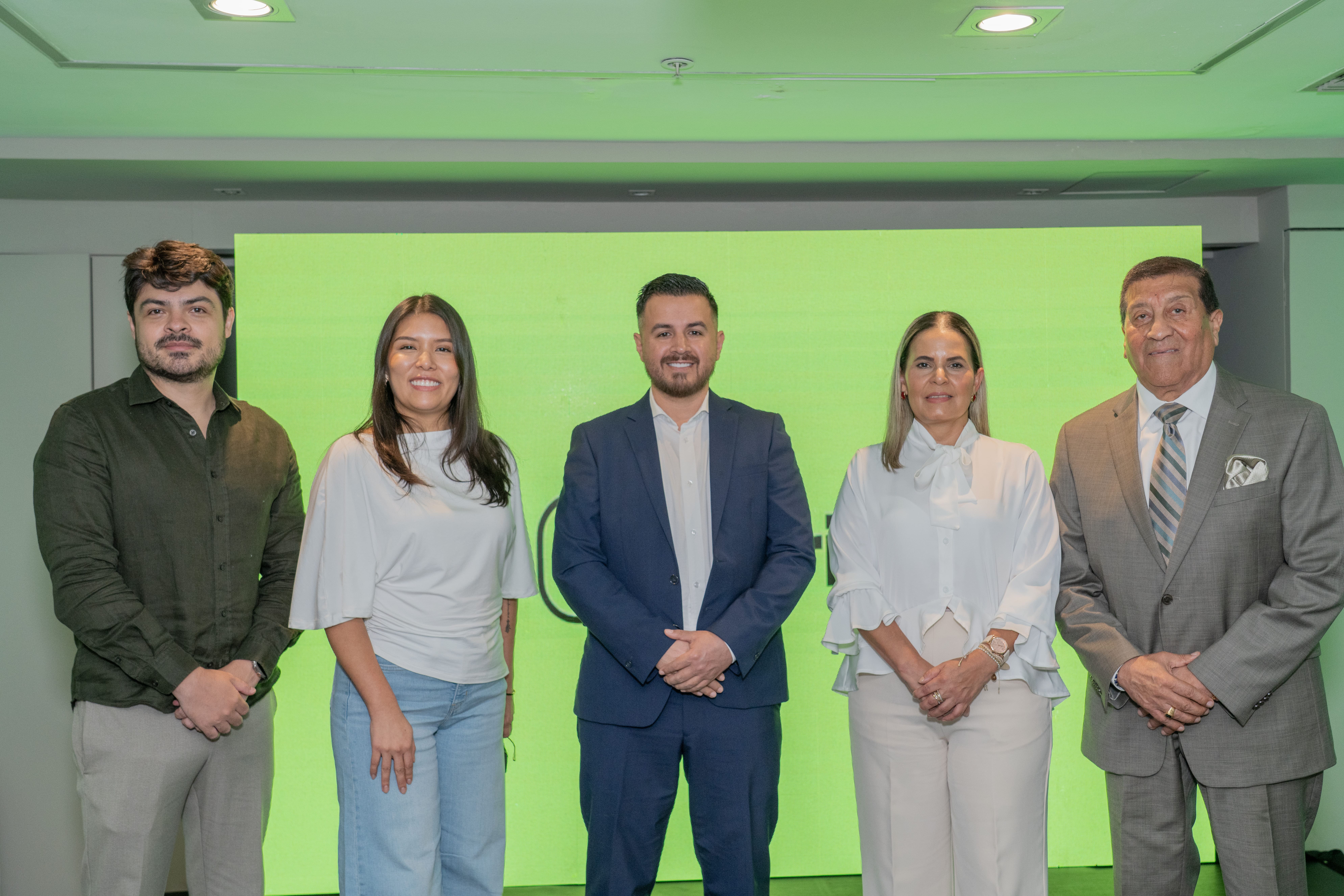 inDrive y Hunter se alĂan para reforzar la seguridad vehicular en Ecuador De izquierda a derecha: JosĂ© Torres, Country Manager de inDrive para Ecuador y Bolivia; Paola Cotrina, Gerente de ComunicaciĂłn de inDrive para Ecuador y PerĂş; Christiam Alfonso, Safety Manager Latam de inDrive; Érika LĂłpez, Gerente Comercial del canal B2B de Hunter; y el Gnral. Abraham Correa, Gerente de Seguridad FĂsica de Hunter.
