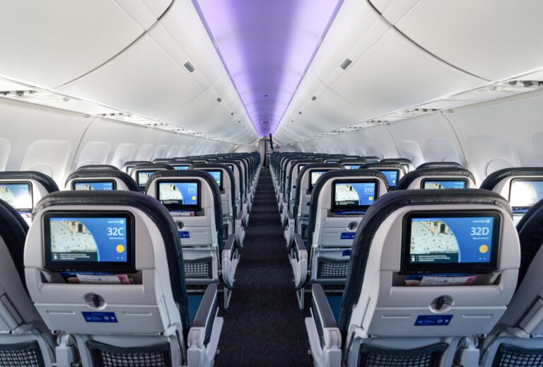 United Airlines lleva Starlink a casi la mitad de sus vuelos y lanza un rastreador de Wi-Fi