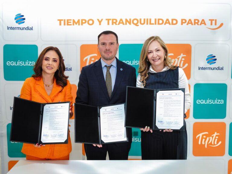 Tipti, Equisuiza e Intermundial llevan seguros de viaje a 1,4 millones de ecuatorianos Desde izq. Pierangela Sierra, CEO y fundadora de Tipti; Gabriel Aguirre Burneo, Head de Intermundial Ecuador y Esmeralda Malagón, vicepresidenta comercial de EQUISUIZA.
